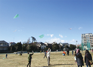 正月の空に洋凧（ようだこ）やビニール凧等のカラフルな凧がたくさん揚がりました