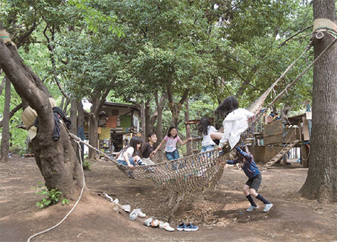 羽根木公園にある羽根木プレーパーク（豊かな緑の中で遊ぶ子どもたち）