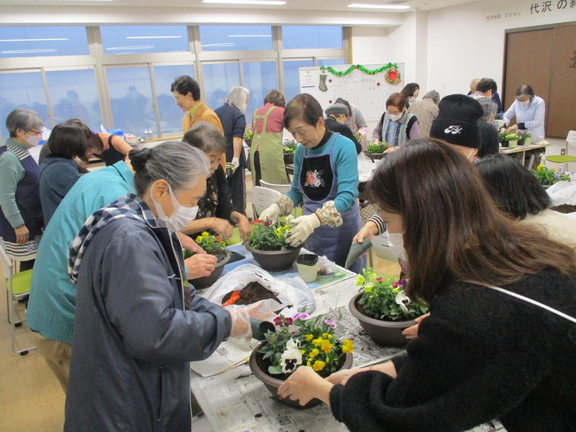 寄せ植えをする様子