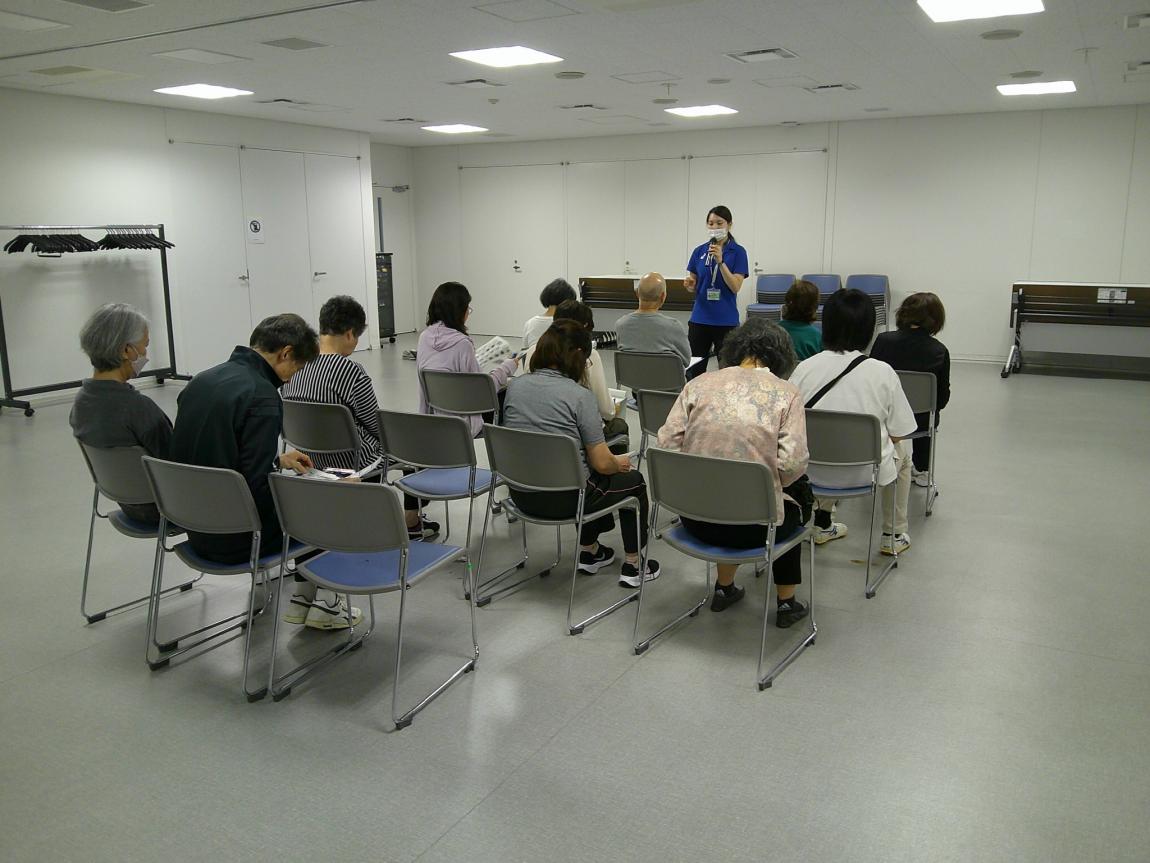 解説を聞く様子