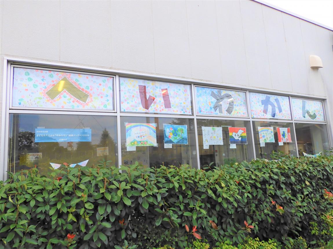 窓に飾ったスタンプ・アート