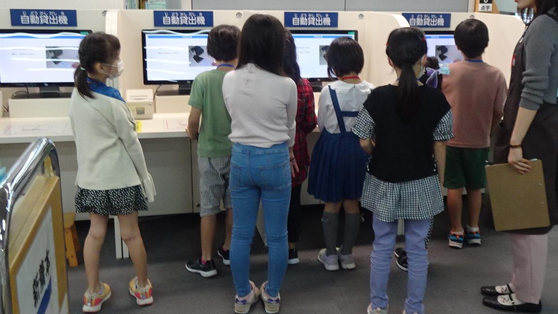 自動貸出機を見学している様子