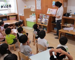 本を見ながら