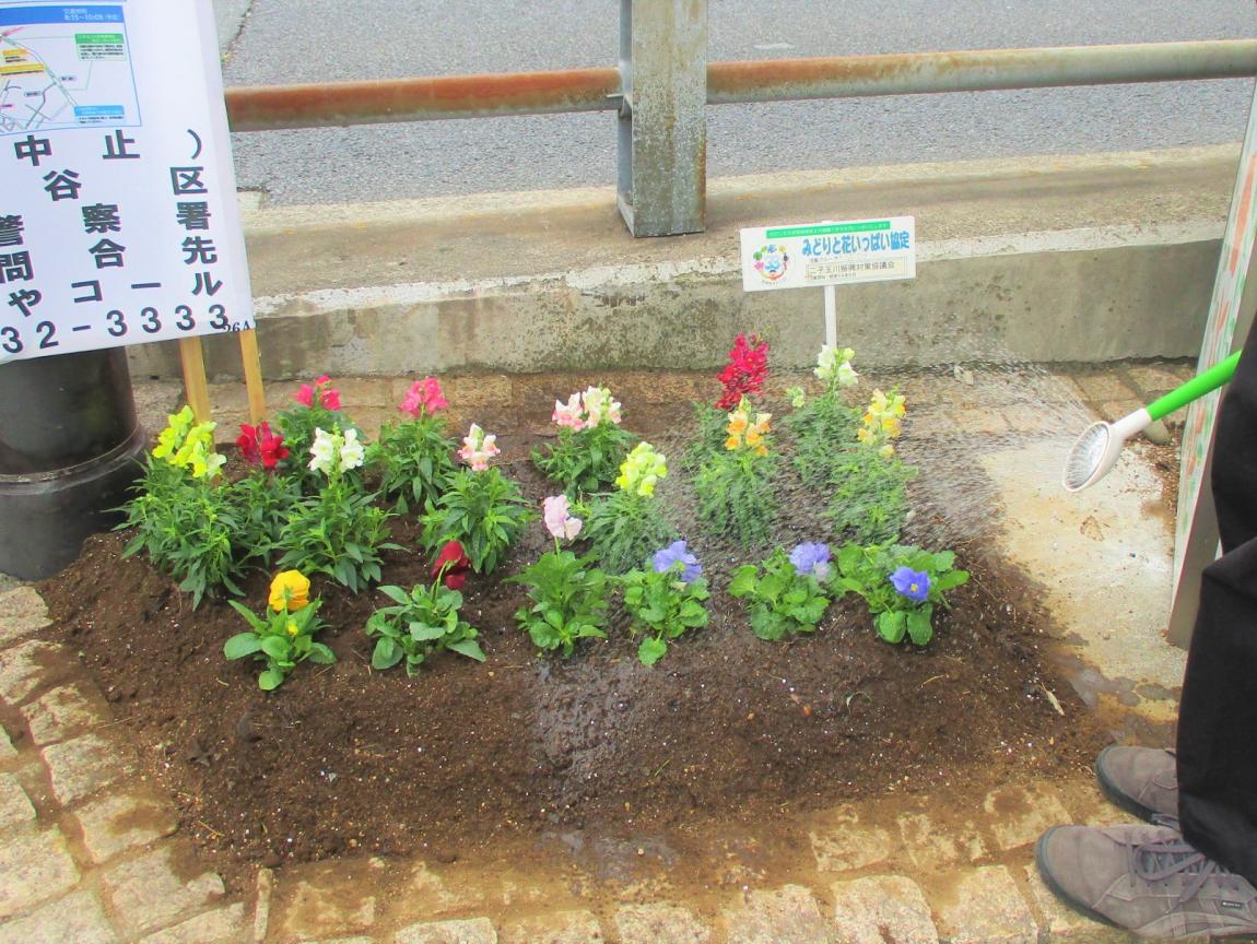 二子玉川駅前花壇水やりの様子