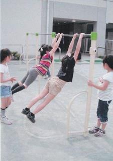 鉄棒で遊ぶ子どもたち