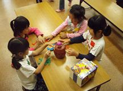 室内遊びをしている様子