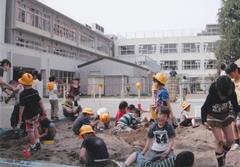 砂場で遊ぶ様子