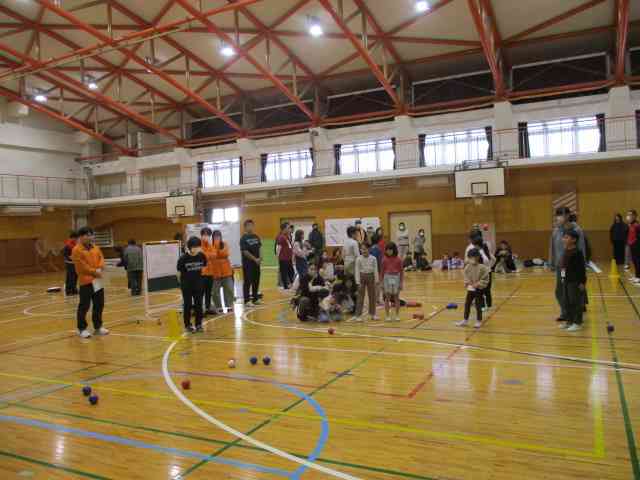 投げている様子2