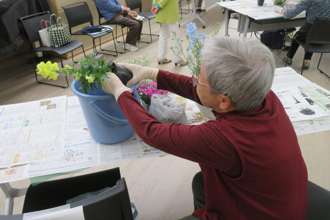 寄せ植えを楽しむ受講者