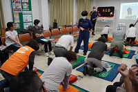 胸骨圧迫の様子