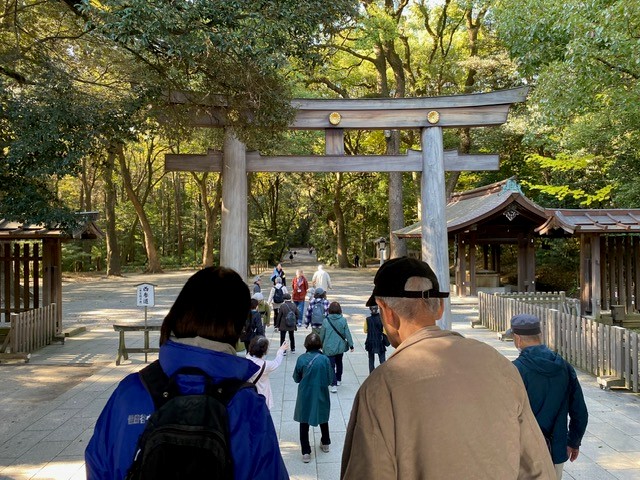 明治神宮を訪れる様子