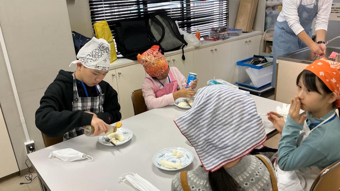 フレッシュチーズ講座3「子どもたちがチーズを食べている様子」