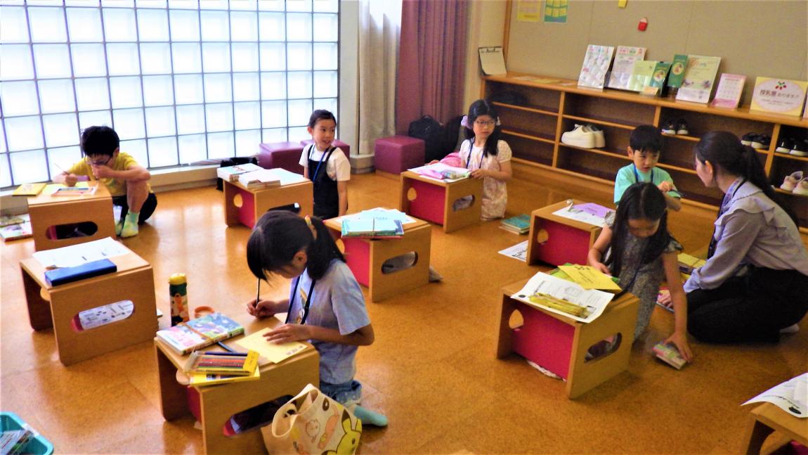 図書館写真2 紹介する本のカードを作っている様子