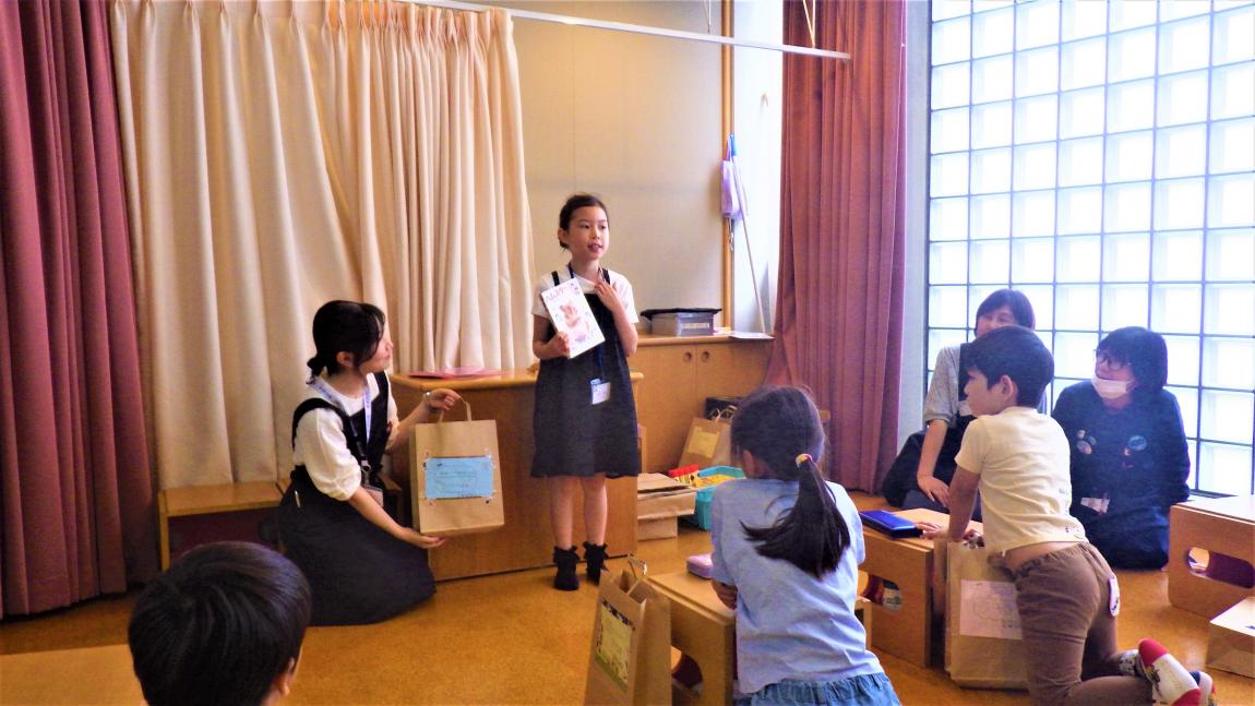 図書館写真4 お楽しみ袋を紹介している様子