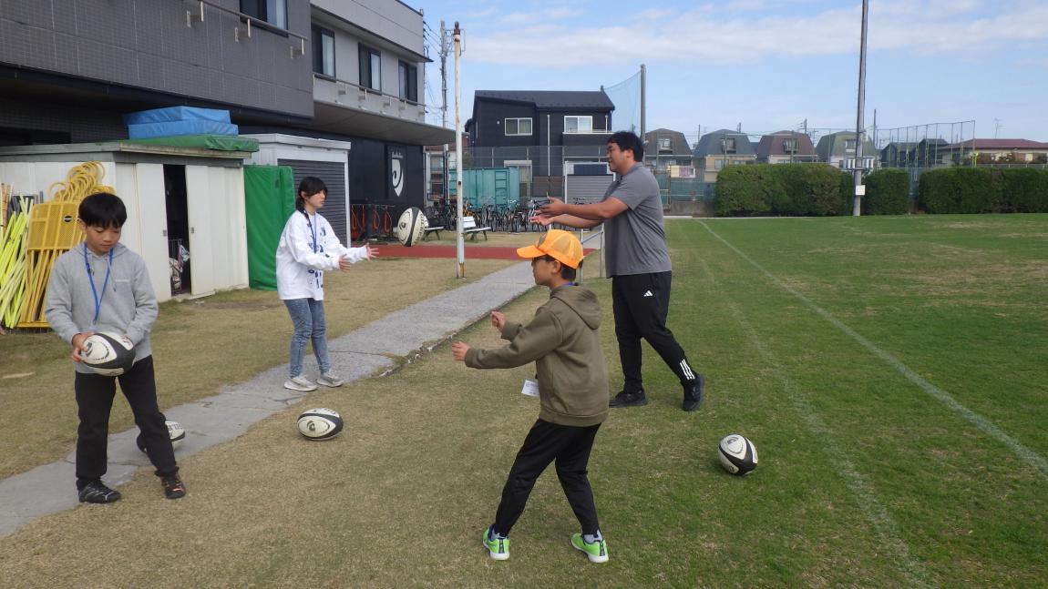 ブラックラムズ東京講座4「実際にラグビー体験をしている様子」