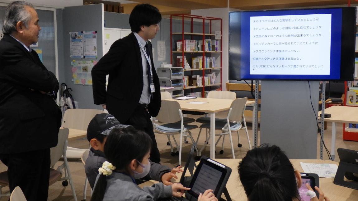 教育総合センターメッセ講座3「教育総合センターメッセで行うクイズラリーの問題を考えている様子」