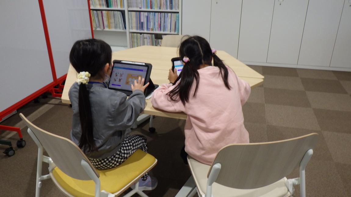 教育総合センターメッセ講座4「クイズラリーのカードを作っている様子」