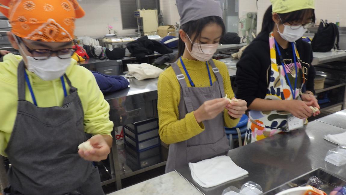 日本菓子専門学校講座2「練り切りを作っている様子」