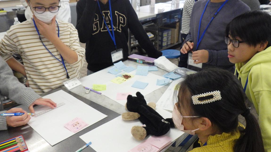 日本菓子専門学校講座4「グループで人気が出そうな和菓子のアイデアを考えている様子」