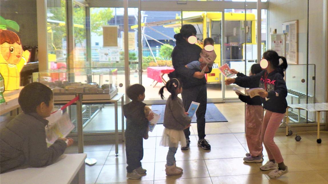 教育総合センターメッセ講座7「クイズラリーカードを来場した方に渡している様子」