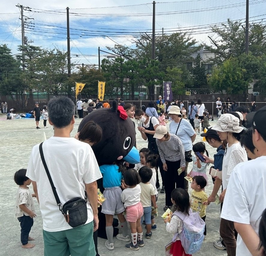 子どもたちと触れ合うからぴょん