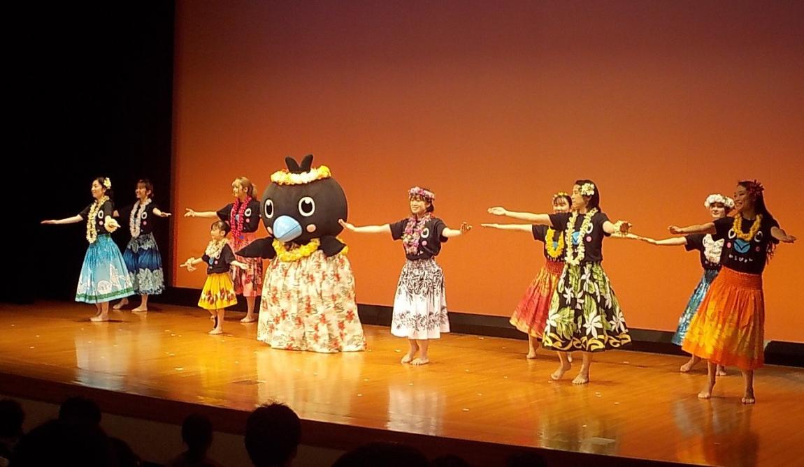 ステージ上でフラダンスを踊るからぴょん
