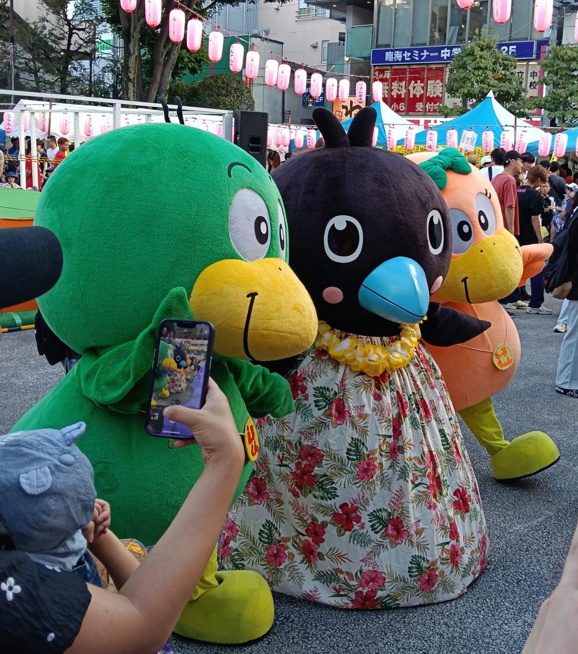 フラダンス衣装のからぴょん　えーるくんともーるちゃん