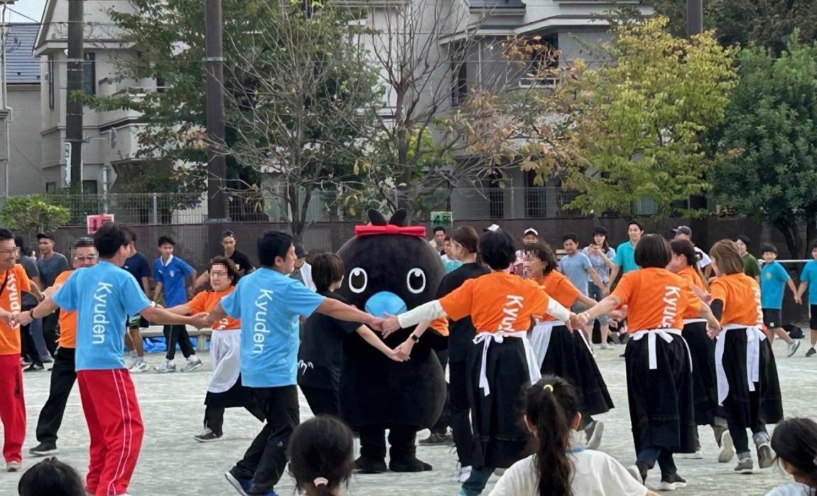 フォークダンスの輪の中