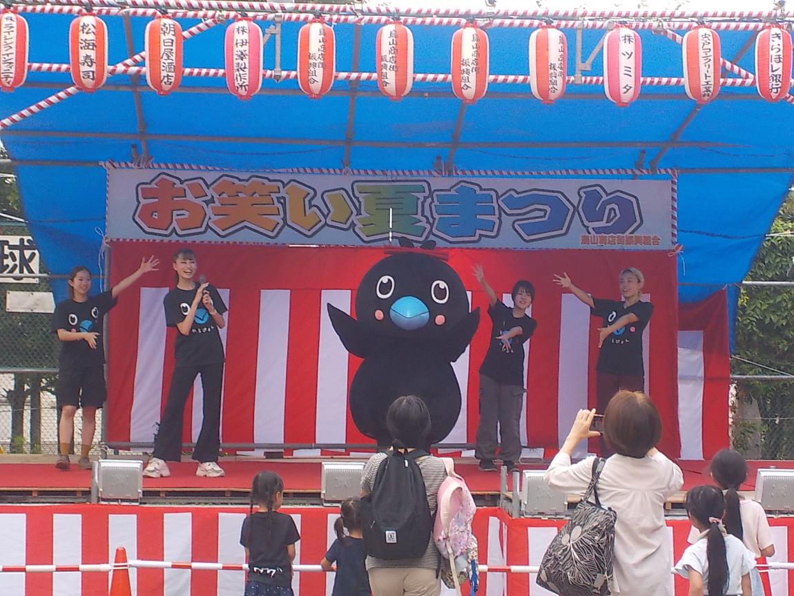 お笑い夏まつりのステージ上で踊るからぴょん