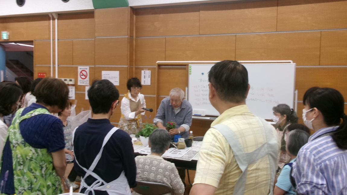 講師が寄せ植えの方法を説明している様子