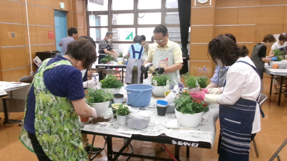 参加者の皆様が寄せ植えを行っている様子