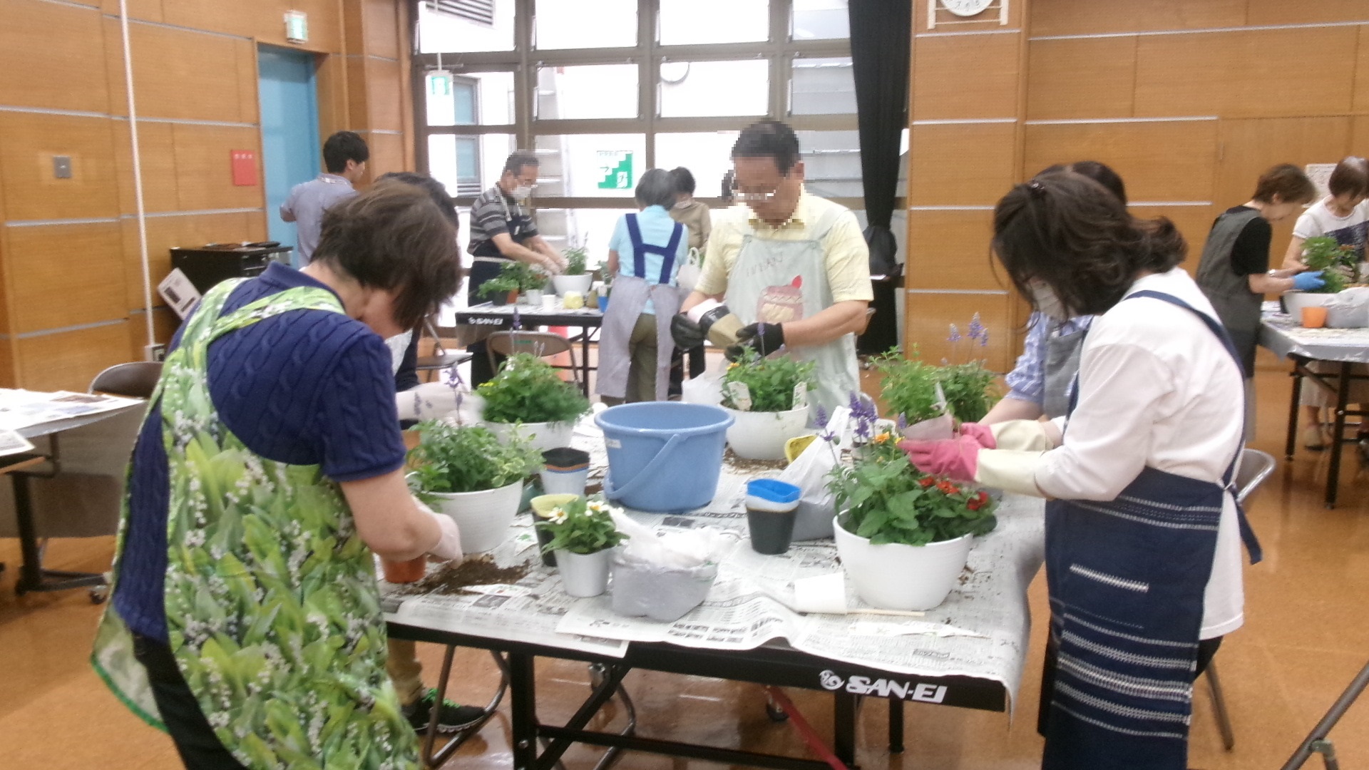 参加者の皆様が寄せ植えを行っている様子