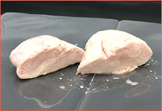 加熱した鶏むね肉の断面の写真
