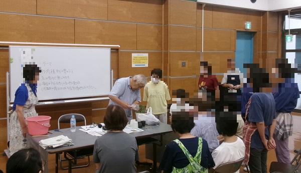 講師が寄せ植えの方法を説明している様子