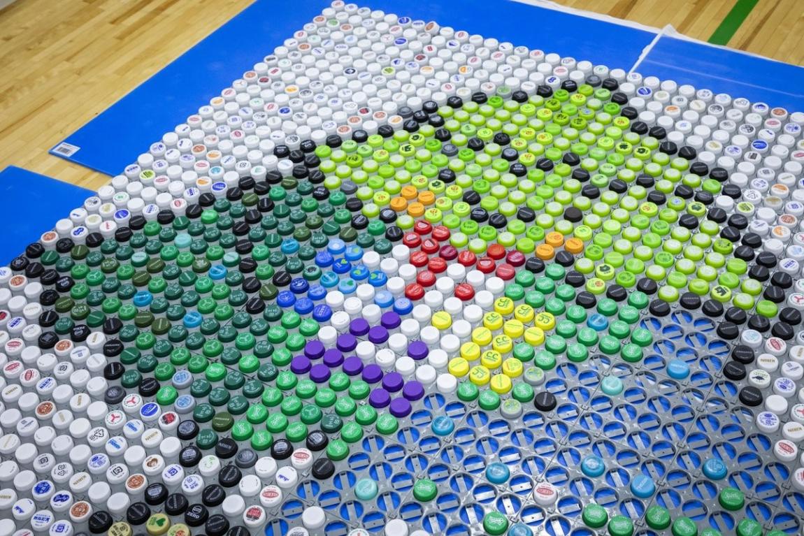祖師谷小学校イメージキャラクター「そしひま」ちゃんのエコキャップアート