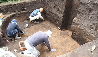 住居跡の発掘（上神明遺跡）の様子の写真