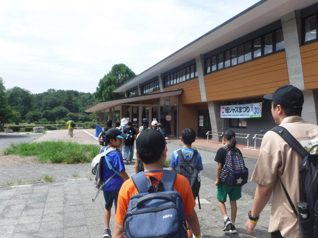 駐車場から炊事場へ