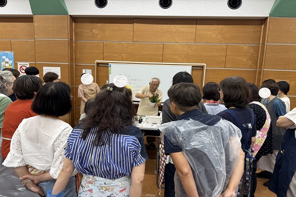講師が寄せ植えの方法を説明している様子
