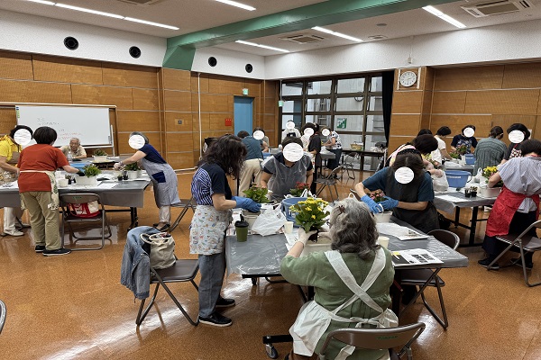 参加者の皆様が寄せ植えを行っている様子