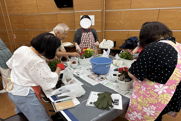 講師が参加者へ助言をしている様子