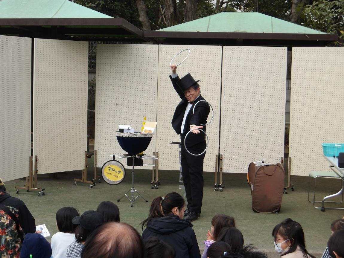 マジックを披露するサクマタカシさん