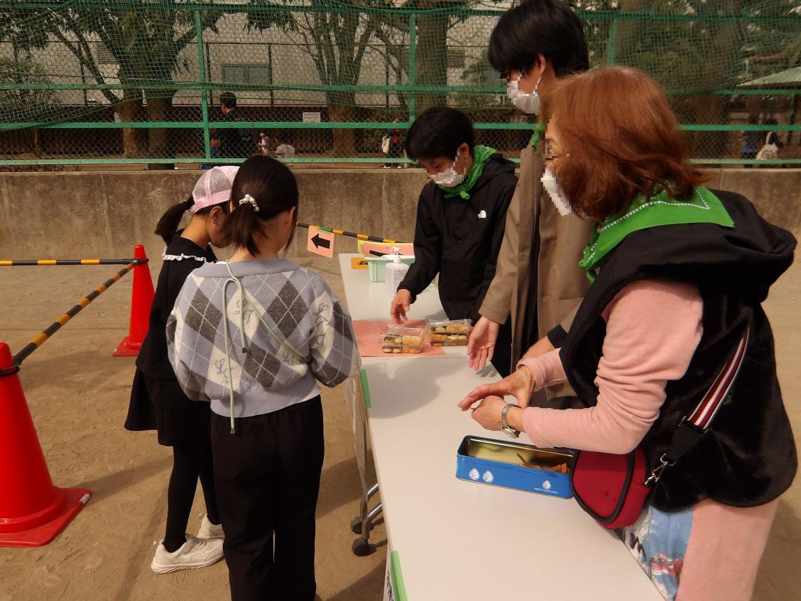 おもちを受け取る子どもたち