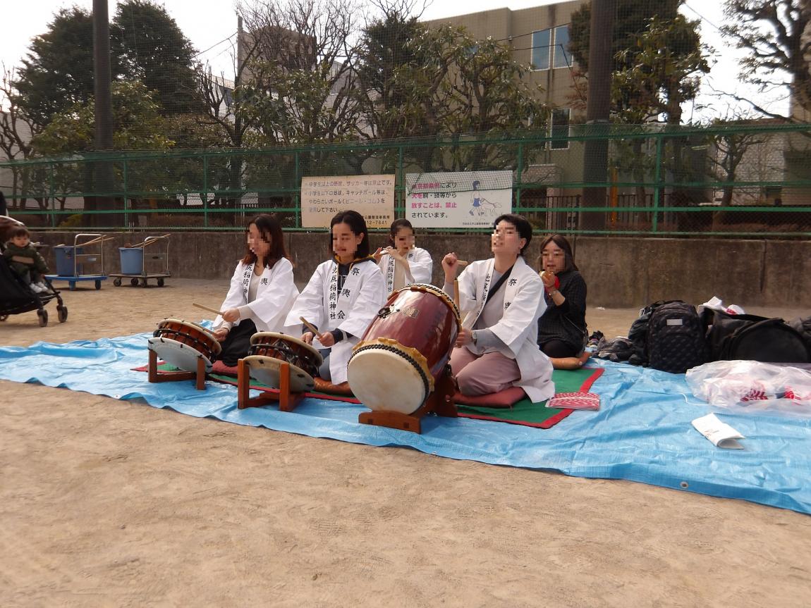 お囃子を演奏する池尻祭輿会のみなさま