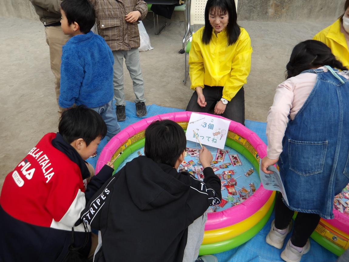 ゲームに参加する子どもたち