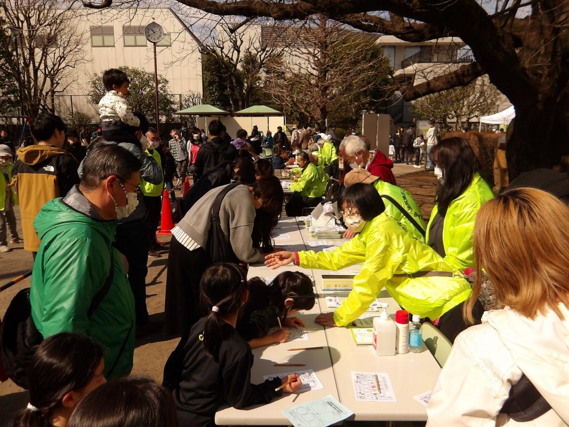 ごみ減量・リサイクルコーナーでクイズに参加する来場者