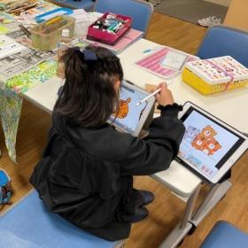 子どもがデジタルアートを作成している画像
