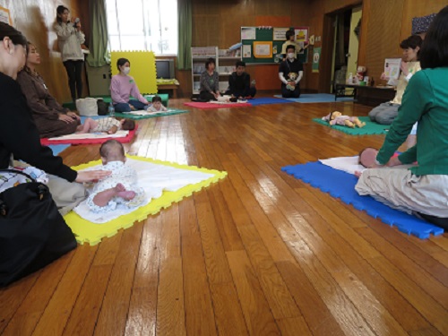 ふれあそびとベビーマッサージの様子