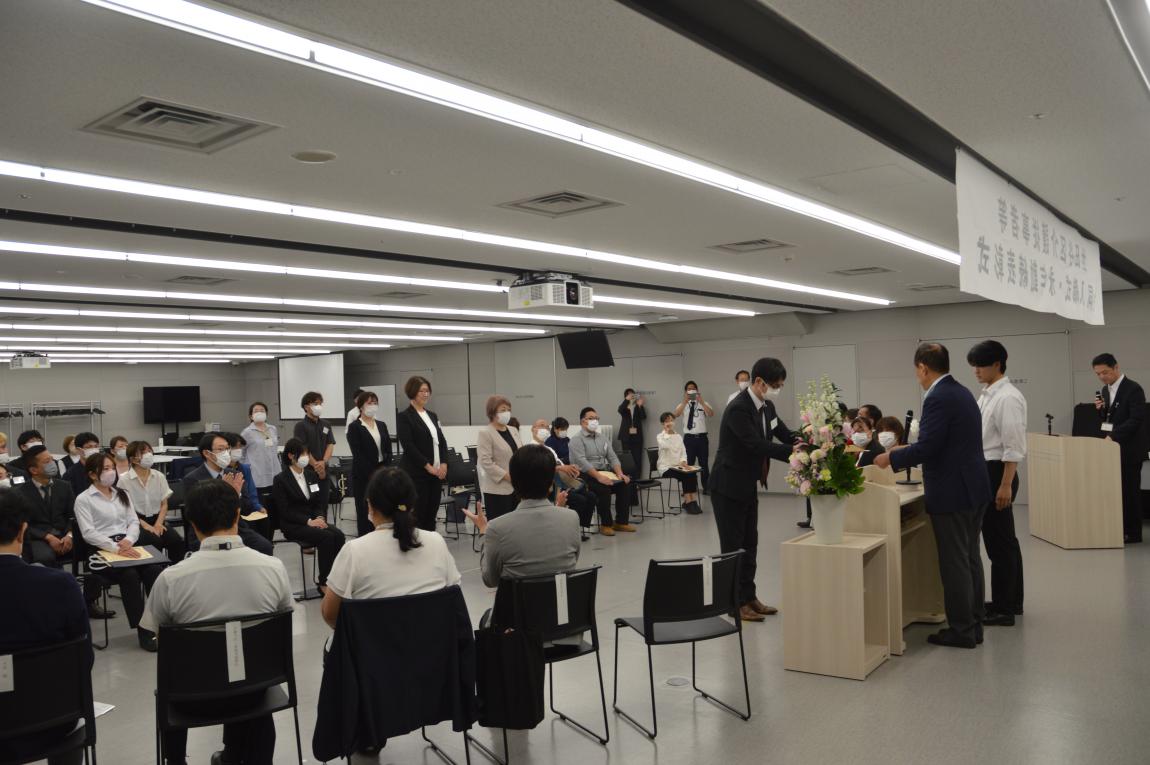 永年勤続被表彰者へ表彰状・記念品授与