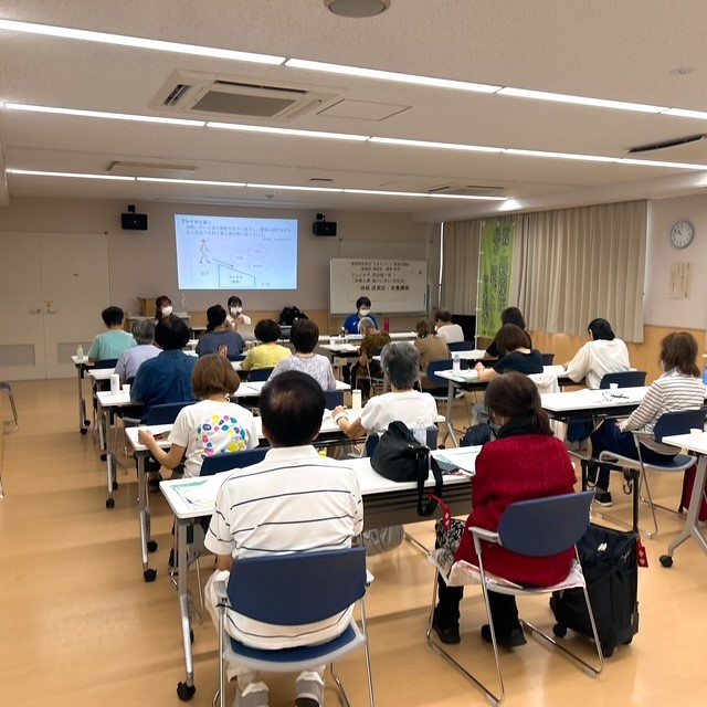 熱心に講義を聞いています
