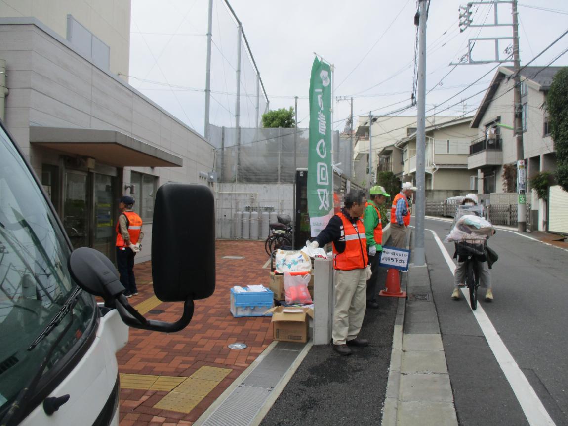 古着を回収している様子